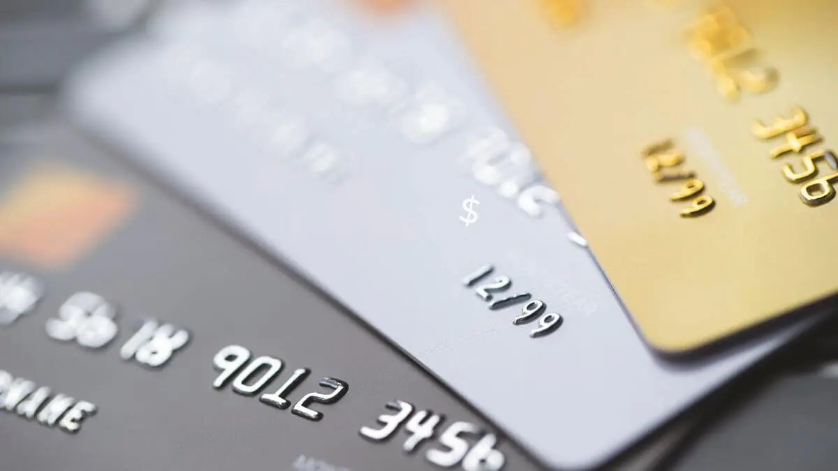 Quantos anos tem de obter um cartão de crédito?