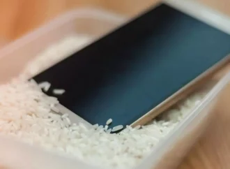 Seu smartphone mergulhou na água? E agora? O que fazer?